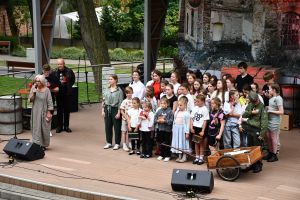 Zdjęcie: osoby biorące udział w obchodach rocznicy wybuchu Powstania Warszawskiego
