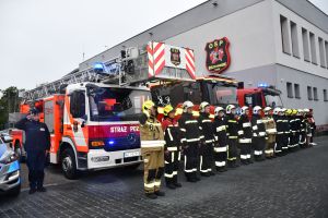 Zdjęcie: osoby biorące udział w obchodach rocznicy wybuchu Powstania Warszawskiego
