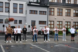 Zdjęcie: osoby biorące udział w obchodach rocznicy wybuchu Powstania Warszawskiego