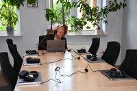 Zdjęcie: laptopy na stołach