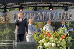 Zdjęcie: Burmistrz Mszczonowa na scenie podczas odpustu w Lutkówce