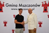 Zdjęcie: dwóch mężczyzn uciskających sobie dłoń