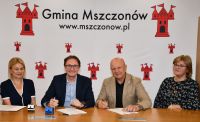 Mężczyźni podpisujący umowę