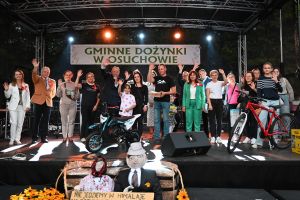 Zdjęcie: osoby uczestniczące w dożynkach