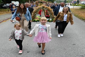Zdjęcie: osoby uczestniczące w dożynkach
