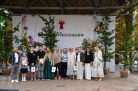 Zdjęcie: osoby uczestniczące w Narodowym Czytaniu
