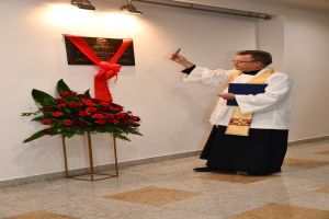 Zdjęcie: ksiądz poświęcający tablicę pamiątkową