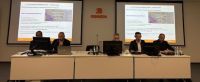Zdjęcie: osoby omawiające Obwodnicę Aglomeracji Warszawskiej siedzące przy szkole