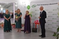 Elegancko ubrani ludzie na jubileuszu banku