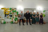 Elegancko ubrani ludzie na jubileuszu banku