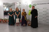 Elegancko ubrani ludzie na jubileuszu banku