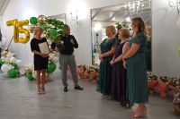 Elegancko ubrani ludzie na jubileuszu banku