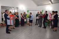 Elegancko ubrani ludzie na jubileuszu banku