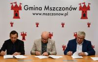 Elegancko ubrani ludzie na sali konferencyjnej ratusza