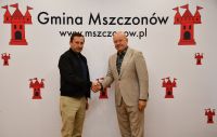 Elegancko ubrani ludzie na sali konferencyjnej ratusza
