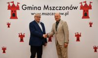 Elegancko ubrani ludzie na sali konferencyjnej ratusza
