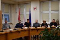 Elegancko ubrani ludzie na sali konferencyjnej ratusza