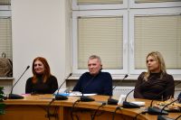 Elegancko ubrani ludzie na sali konferencyjnej ratusza