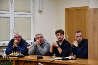 Elegancko ubrani ludzie na sali konferencyjnej ratusza