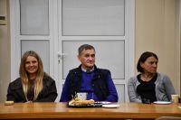 Elegancko ubrani ludzie na sali konferencyjnej ratusza