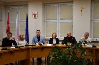 Elegancko ubrani ludzie na sali konferencyjnej ratusza