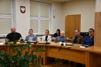 Elegancko ubrani ludzie na sali konferencyjnej ratusza
