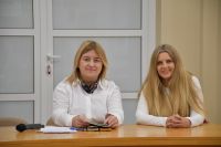 Elegancko ubrani ludzie na sali konferencyjnej ratusza