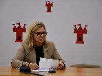Elegancko ubrani ludzie na sali konferencyjnej ratusza