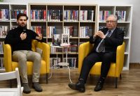 Elegancko ubrani ludzie w bibliotece