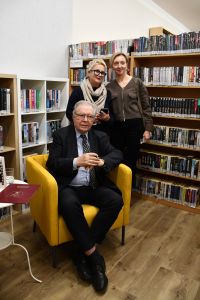 Elegancko ubrani ludzie w bibliotece