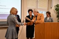 Elegancko ubrani ludzie na sali konferencyjnej ratusza