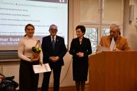 Elegancko ubrani ludzie na sali konferencyjnej ratusza