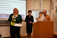 Elegancko ubrani ludzie na sali konferencyjnej ratusza