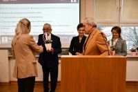 Elegancko ubrani ludzie na sali konferencyjnej ratusza