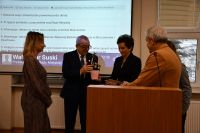 Elegancko ubrani ludzie na sali konferencyjnej ratusza