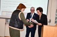 Elegancko ubrani ludzie na sali konferencyjnej ratusza