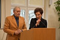 Elegancko ubrani ludzie na sali konferencyjnej ratusza