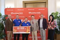 Elegancko ubrani ludzie z czekami