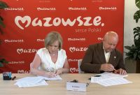 Elegancko ubrani ludzie z czekami