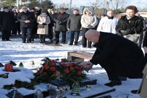 zdjęcie: Burmistrz Mszczonowa przy grobie śp. Józefa Grzegorza Kurka