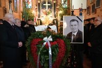 Zdjęcie: przedstawiciele władz samorządowych przy trumnie zmarłego radnego