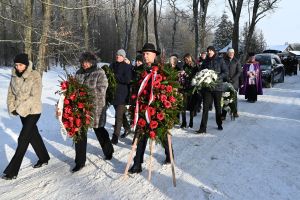 Zdjęcie: osobvy uczestniczące w uroczystościach pogrzebowych