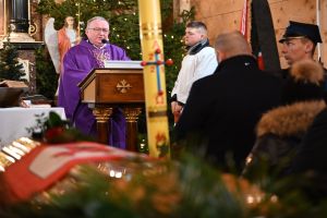 Zdjęcie: osoby uczestniczące w uroczystościach pogrzebowych