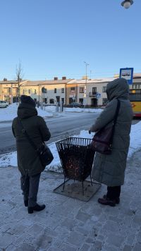 Zdjęcie: osoby grzejące się przy koksowniku