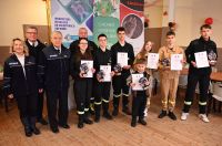 Zdjęcie: osoby nagrodzone w konkursie wiedzy pożarniczej