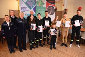 Zdjęcie: osoby nagrodzone w konkursie wiedzy pożarniczej