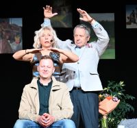 Zdjęcie: mężczyźni i kobieta na scenie