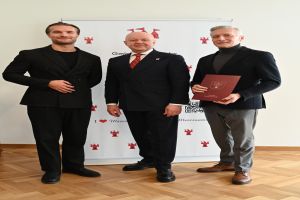 Zdjęcie: mężczyźni stojący na tle ścianki promocyjnej gminy Mszczonów