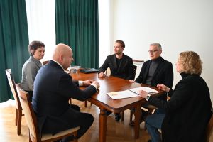 Zdjęcie: przedstawiciele samorządu i przedstawiciele firmy siedzący przy biurku