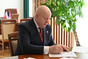 Zdjęcie: Burmistrz Mszczonowa podpisujący umowę
